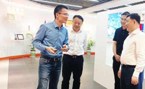 時(shí)任省人力社保廳黨組書(shū)記、廳長(zhǎng)吳偉斌蒞臨材華科技參觀(guān)